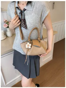 Stylische Umhängetasche aus Canvas mit Blumenanhänger, lässige Damen Handtasche.
