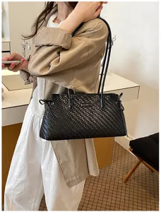 Vista detallada del bolso de hombro de cuero tejido para mujer, accesorio elegante.