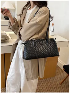 Bolso de hombro trenzado negro para mujer, elegante bolso de charol bajo el brazo, chic y casual.