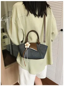 Lässige Umhängetasche mit Blumenanhänger, stilvolle Pendler-Handtasche für Damen im Alltagstil.