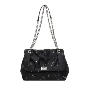 Sac à bandoulière élégant motif étoile avec chaîne argentée et fermoir tourniquet femme.