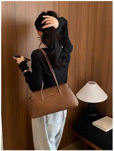 Elegante bolso de hombro trenzado marrón para mujer, bolso tote chic y bolso de mano ideal.