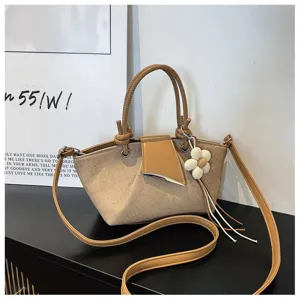 Modische Damen Umhängetasche aus Canvas, lässige Handtasche mit Blumenanhänger für den Alltag.