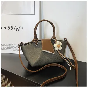 Canvas Umhängetasche mit braunem Lederimitat und Blumenanhänger für Damen und Alltag.