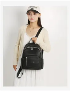Vista dettagliata di un elegante zaino in pelle nera con tasca frontale con zip e comode spalline.