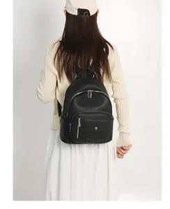 Zaino minimalista in pelle nera da donna, elegante borsa da viaggio e per il lavoro quotidiano.