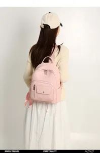 Vista dettagliata di uno zaino casual rosa da donna con design minimalista e pratico.