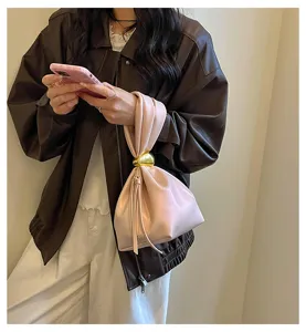 Rosa gefaltete Handtasche mit goldenem Ring, modischer minimalistischer Beutel für Frauen.