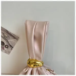 Rosa geraffte Handtasche Detail mit goldenem Metallring und weichem modischen Falten Design.