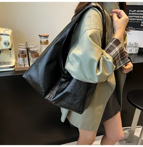 Grande capacita borsa a spalla retro in pelle cerata, ideale per gli spostamenti.