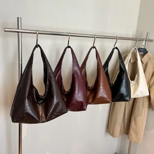 Borsa a spalla vintage in pelle cerata da donna, grande borsa hobo shopper e sottobraccio.