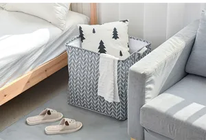 Stoff Aufbewahrungsbox Detail mit Zickzack Muster, saubere Schlafzimmerszene, Heim Dekor.