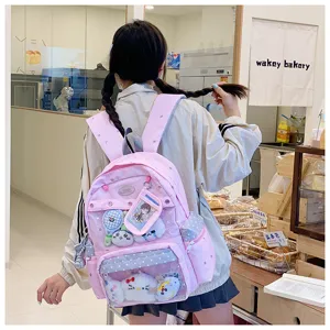 Detalle de mochila escolar rosa con bolsillos transparentes y bonitos peluches dentro.