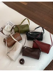 Detailansicht der gewebten zylindrischen Umhängetasche, stilvolle Ledertasche, Sommer Mode.