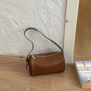 Damen Geflochtene PU Leder Zylindertasche Mode Lässige Umhängetasche Elegante Zylinder Tasche Tägliche Unterarmtasche Für Damen