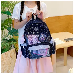 Vista detallada de mochila ita azul oscuro con estrellas y bolsillos transparentes anime.