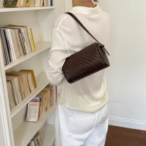 Braune gewebte zylindrische Umhängetasche, stilvolle lässige Damen-Crossbody-Tasche für Alltag.