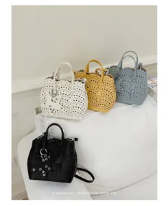 Scopri l'elegante borsa a tracolla traforata con ciondolo a stella per un look unico.