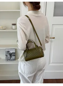 Borsa a tracolla a cuscino in PU intrecciato verde con trama dettagliata e stile comodo.