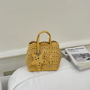 Borsa a Secchiello in Pelle PU con Intaglio Laser da Donna Borsa a Tracolla Traforata Alla Moda Con Ciondolo a Stella