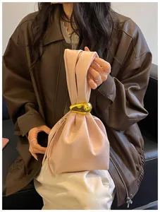 Detailansicht der trendigen rosa gerafften Ledertasche mit goldenem Metallgriff-Akzent.
