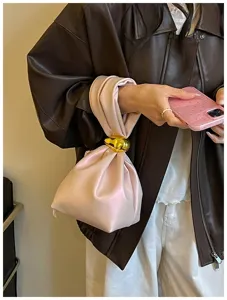 Rosa Satin Handgelenktasche Detail, trendige plissierte Beuteltasche mit Metallring für Damen.