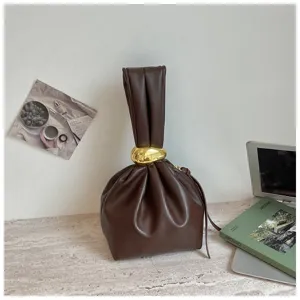 Braune plissierte Leder Beuteltasche Handtasche mit goldenem Metallring fur Damen.