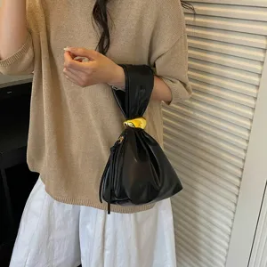 Schwarze koreanische Plissee-Leder-Eimerhandtasche mit goldenem Metallknoten Hauptansicht