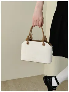 Koreanische Nischendesign Handtasche, elegante weisse kleine Umhaengetasche mit Griff.