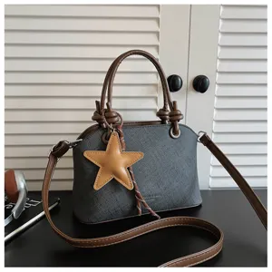 Detailansicht der koreanischen Handtasche aus grauem Stoff mit tollem Sternanhänger.