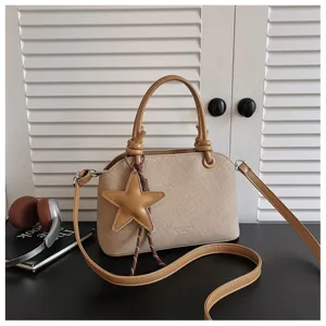 Koreanische Nischen-Handtasche für Damen, minimalistische Umhängetasche mit Sternanhänger stilvoll.