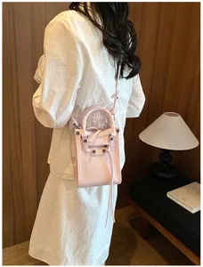 Petit sac bandoulière rose style moto avec clous métalliques et détails zippés