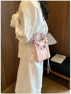Vue détaillée du mini sac de moto en cuir rose avec des clous et des fermetures éclair.