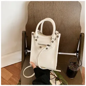 Petit sac a bandouliere style moto blanc pour femme, sac a main chic en cuir PU avec rivets.