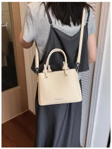 Vista detallada del bolso cubo minimalista elegante, diseño casual elegante para mujeres.