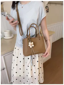 Bolso bandolera marrón minimalista para mujer con colgante de flor, elegante bolso saco