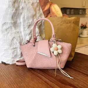 Mode PU Leder Eimertasche Für Damen Minimalistische Handtasche Umhängetasche Lässige Pendeln Einfarbig Nähte Umhängetasche Mit Blumenanhänger