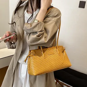 Elegante bolso de hombro tejido amarillo para mujer, gran capacidad y estilo casual.