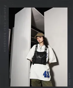 Detailaufnahme einer stilvollen taktischen Brusttasche, getragen von einem Model im Streetwear-Look.