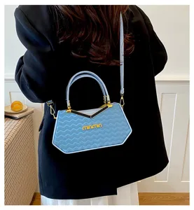 Vista dettagliata della borsa a tracolla blu in pelle di tendenza con ferramenta dorata chic.