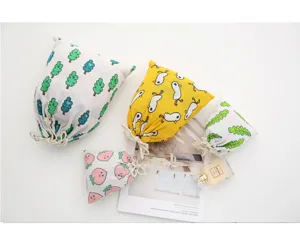 Bonitas bolsas de tela con cordón, perfectas para cosméticos y pequeños regalos diarios.
