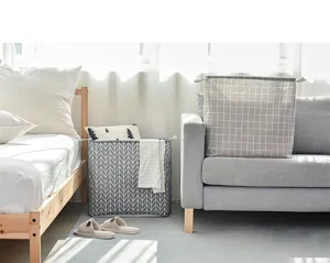 Detailansicht des Stoff-Aufbewahrungskorbs im Schlafzimmer, ideal zum Sortieren von Decken.