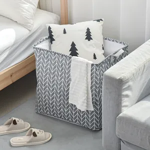 Cesto portaoggetti pieghevole in tessuto grigio con motivo a chevron per coperte e vestiti.