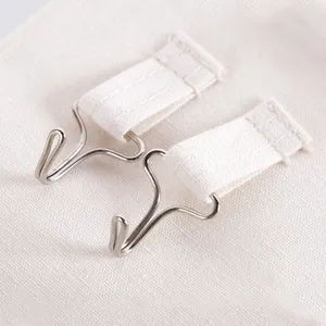 Metalen haken en stoffen lussen detailopname voor handige hangende opbergtassen en organizers.