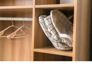 Stoff Aufbewahrungskorb Detail zeigt schwarz weißes Karomuster im Kleiderschrank Regal.
