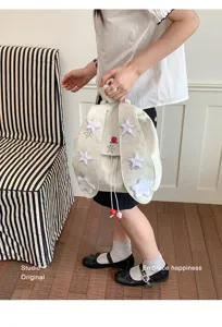 Vue detaillee du sac à dos etoile avec oreilles de lapin, design chic pour le quotidien.