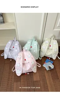 Détail de scène de sac à dos mignon avec oreilles de lapin et écussons d'étoiles pastel.