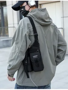 Sac de poitrine bandoulière multifonctionnel tactique pour hommes, style outdoor résistant.