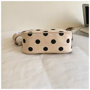 Detailgezicht van een beige schoudertas met polkadots, stijlvol casual design voor dagelijks gebruik.