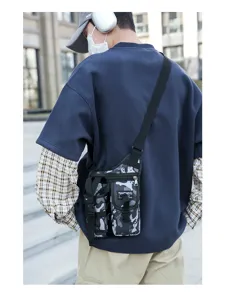 Vue détaillée de sac de poitrine tactique camouflage pour hommes avec multiples poches durables.